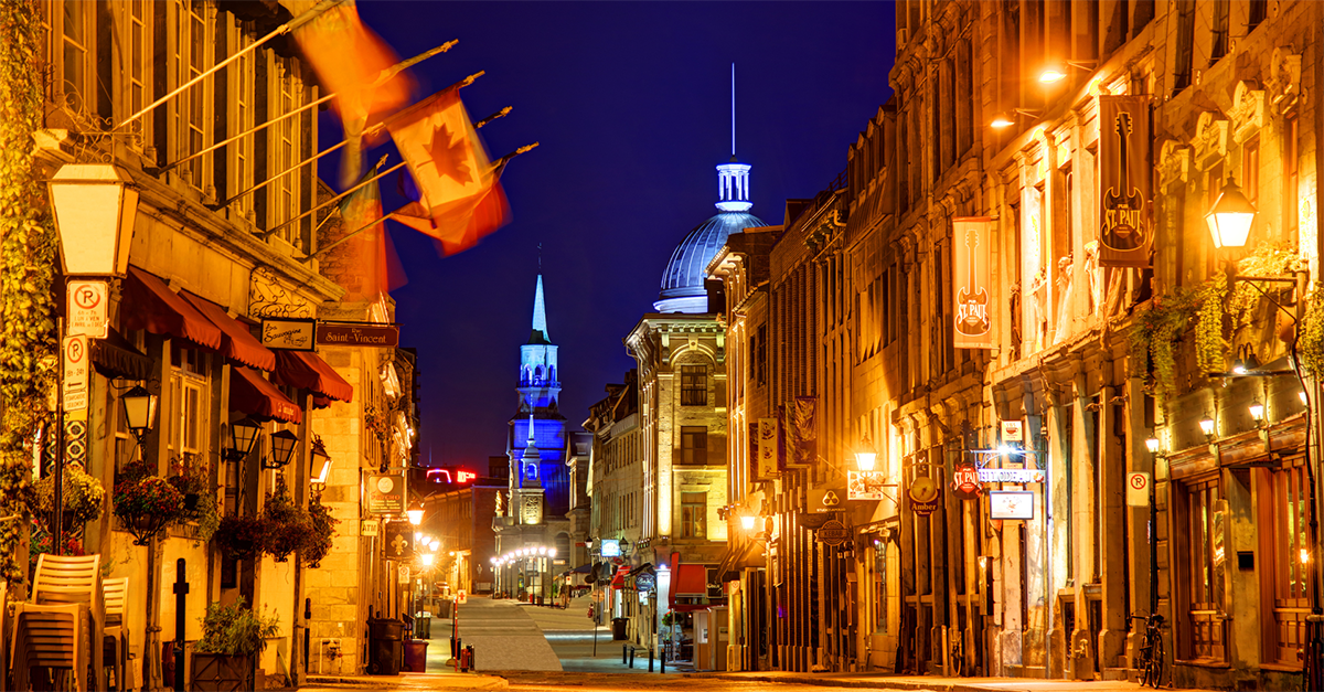 Photo of the street in Montreal at night 